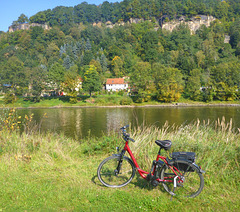 Mein Haus mit Elbe und Fahrrad
