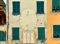 Antica meridiana in piazza a Finale Ligure