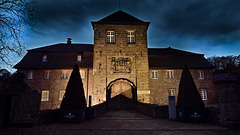Geschlossenes Tor der Vorburg von Schloss Dyck