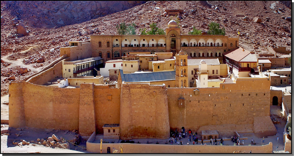 SINAI : Monastero di Santa Caterina - Siamo sotto al biblico Monte Sinai - Mosè e le tavole della legge -