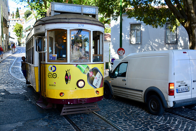 Lisbon 2018 – Eléctrico 579 with an extra passenger