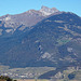 Im Tal unten Links die Ortschaft Ollon VD, rechts oben am Berg Chesières, und die höchsten Gipfel, das Gebirge von Le Chamossaire 2112 m.ü.M.