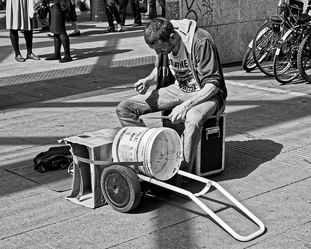 Street musician in Milan