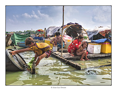 Scène de la vie quotidienne sur la rivière Tonlé Sap