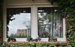 Oldtimerparade vor dem Fenster