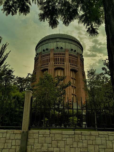 El primer depósito elevado, Madrid, Calle de Santa Engracia. In fading evening light.