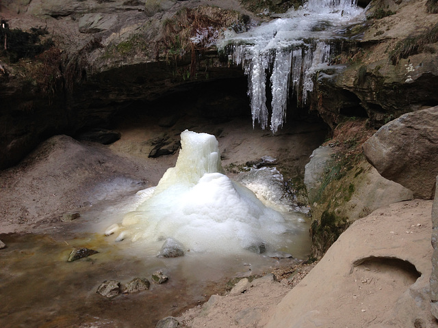 Der Wasserfall ist nicht komplett zur Eissäule gefroren.