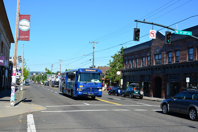 USA 2016 – Portland OR – Bus on Hawthorne Boulevard