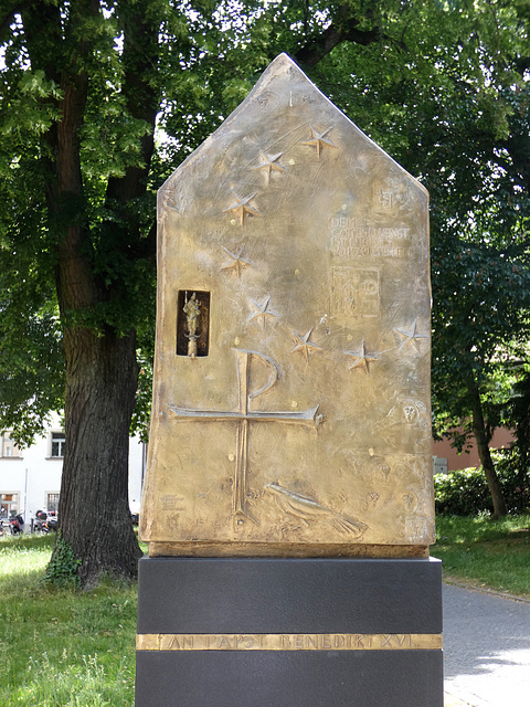 Regensburg Benediktdenkmal 2