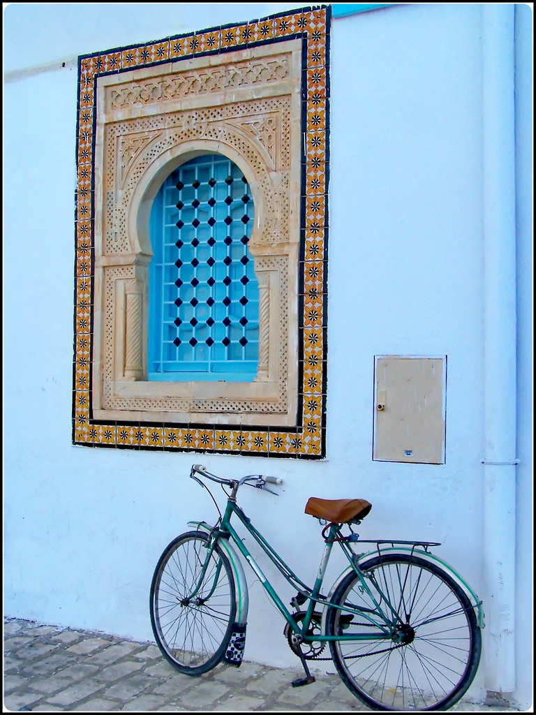 Kairouan : prima la porta , ora la finestra e la bicicletta