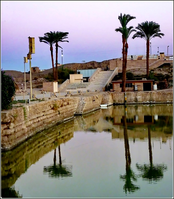 LUXOR : Un punto di accoglienza con palme e acqua del Nilo