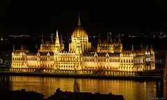 das Parlamantsgebäude von Ungarn by night (© Buelipix)