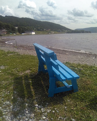 Banc bleu pour solitaires / Lonely blue bench