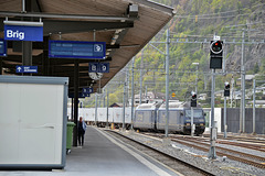 Durchfahrt eines Güterzuges richtung Italien im Bahnhof Brig