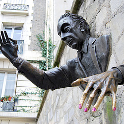 La viro, kiu iras tra la vando / kreita de la skulptisto (!) Jean Marais