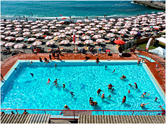 - HAPPY FENCE FRIDAY - 11.11.22 - piscina degradante con ringhiere di sicurezza - un mare di ombrelloni - un pezzetto di mar ligure