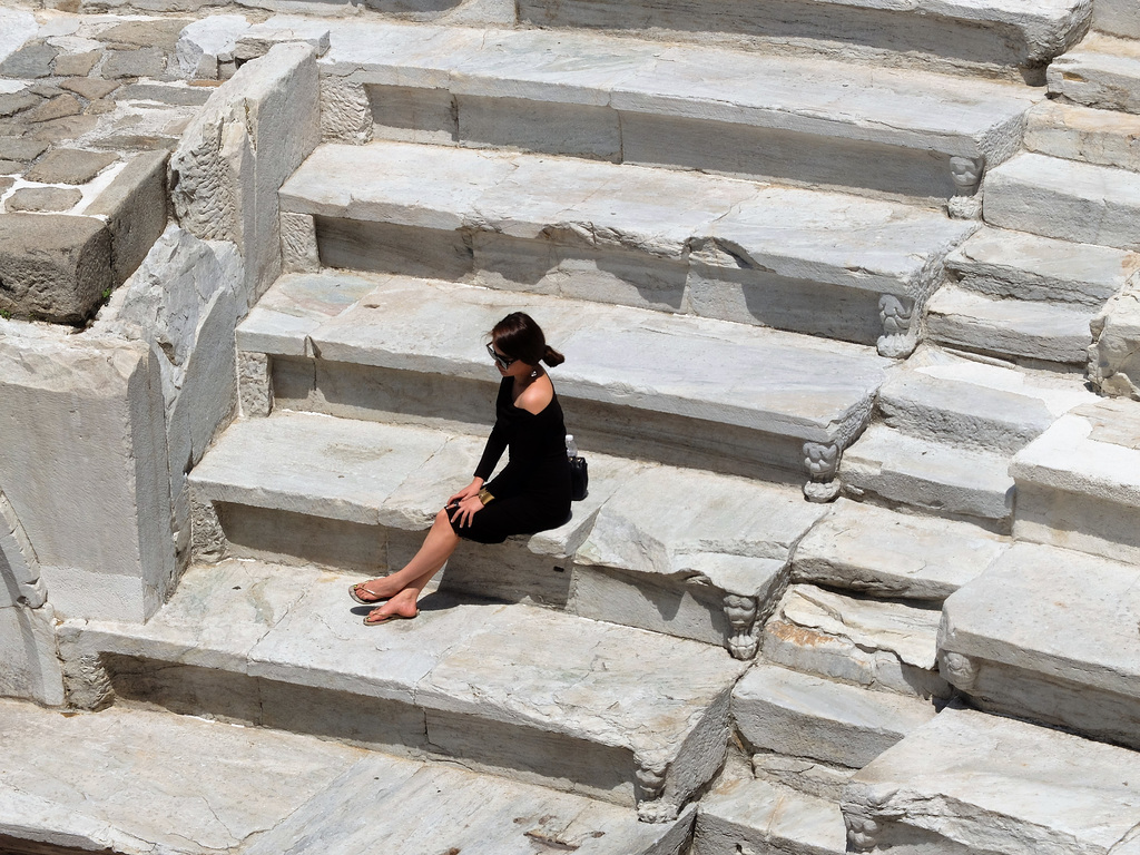 Junge Frau auf uraltem Marmor (Römisches Stadion von Plovdiv/Bulgarien)