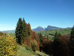 Langsam sieht man weiter bei der Bergfahrt.  Pfeil links Sigriswiler Rothorn 2051 m.ü.M. Pfeil rechts das Niederhorn 1950 m.ü.M.