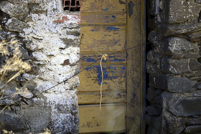 Penedos, Yellow rope and old door