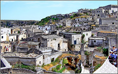 Matera : una bella visione di questa  parte della città costruita sul tufo ormai  disabitata e patrimonio dell'umanità UNESCO