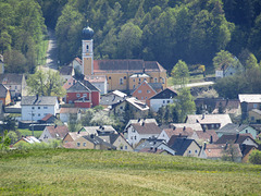 Blick zur Saltendorfer Kirche