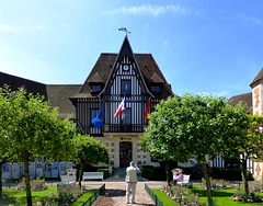 FR - Deauville - Das Rathaus und der Fotograf