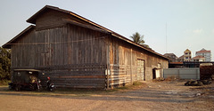 Pneus assorties et bâtiment en bois