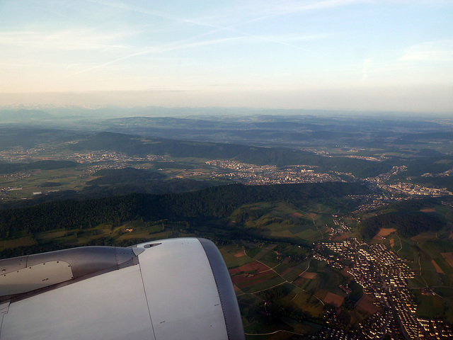 Flug von Zürich nach Madeira, nach dem Start in Zürich-Kloten. Blick richtung Jurakette und Frankreich