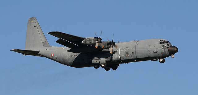 Lockheed C 130 "Hercule" en manoeuvre d'entrainement sur l'aérodrome de Bergerac (24)