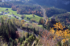 Die BLS Bahnschlaufe bei Mittholz bei der Burgruine Felsenburg vor dem ersten Kehrtunnel