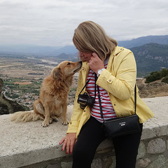 Marian en Grecia con un perrito callejero