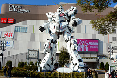 Tokyo, Unicorn Gundam Statue near DiverCity Plaza