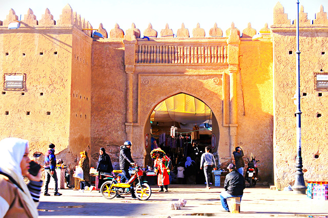 Place du marché a Oujda.  MAROC