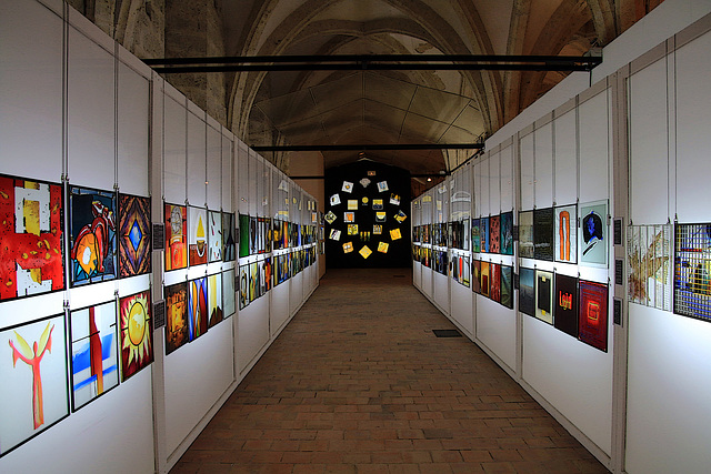 280 artistes venus des cinq continents du monde se sont inspirés d’un thème unique, « la recherche de la lumière du monde » et ont créé, chacun, un vitrail de 45cm x 45cm,