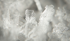 An solchen Frostkristallen kann man sich schon mal verletzen :))  You can get injured on frost crystals like that :))  Vous pouvez vous blesser sur des cristaux de givre comme ça :))