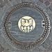 Kanaldeckel mit Wappen von Meran