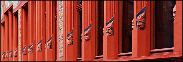 Fensterrahmen-Dekoration am Rathaus in Basel
