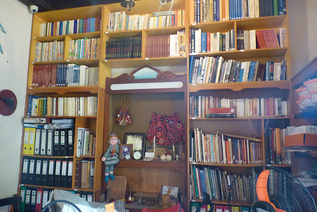 Librería en casa particular de Grecia