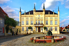 Bützow, Rathaus und Gänsebrunnen