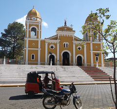 Église, taxi et petite moto