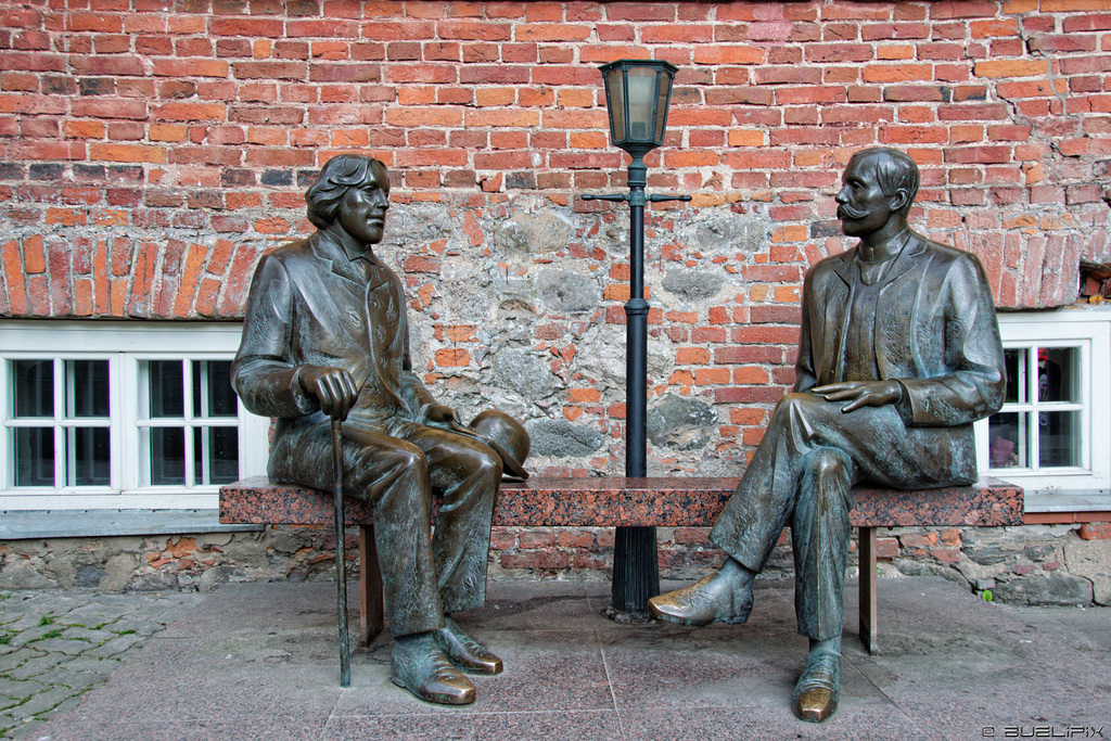 Oscar Wilde und Eduard Vilde vor dem Café Wilde in Tartu (© Buelipix)
