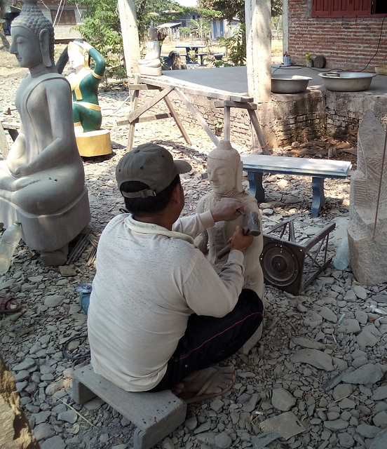 Sculpteur au travail (Laos)