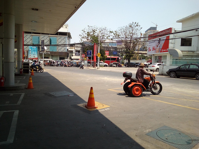Une moto trois roues à saveur cambodgienne