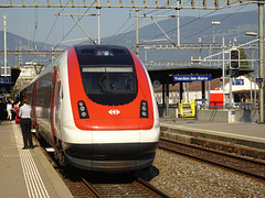 Der IC5 der SBB beim Halt in Yverdon les Bains nach Zürich HB