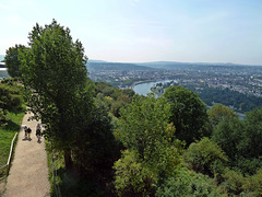 Koblenz, die Mosel kurz vor dem Einfluss in den Rhein, das Moseltal, und in der Ferne das Saarland richtung Frankreich