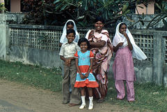 Singhalesische Familie Beruwala auf dem Weg zu einem feierlichen Anlass