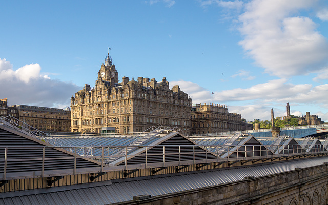 Edinburgh - Bahnhof und Balmoral Hotel