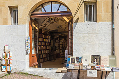 wo Bücher noch Bücher sind ... Rue du Château, Neuchâtel (© Buelipix)