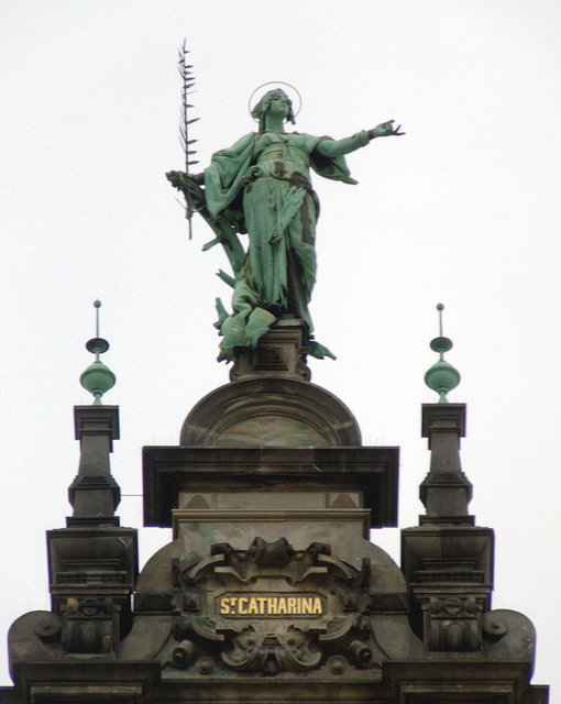 St. Katharina (Katharina_von_Alexandrien) auf dem Dach vom Hamburger Rathaus