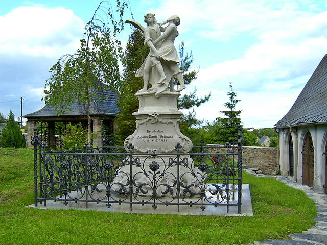 Ein Grabstein auf dem Schleizer Bergfriedhof